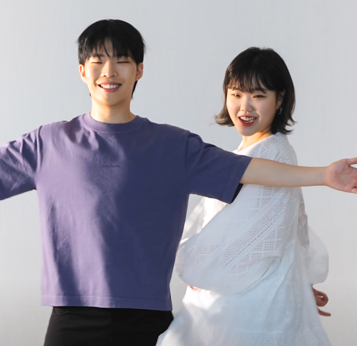 AKMU — licensed artist photograph (may show an earlier lineup)